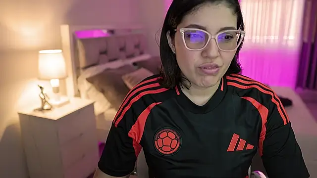 Snapshot of Camilaa_bueno chatting on December 21, 5:07 pm Camilaa bueno online show from December 21, 5:07 pm