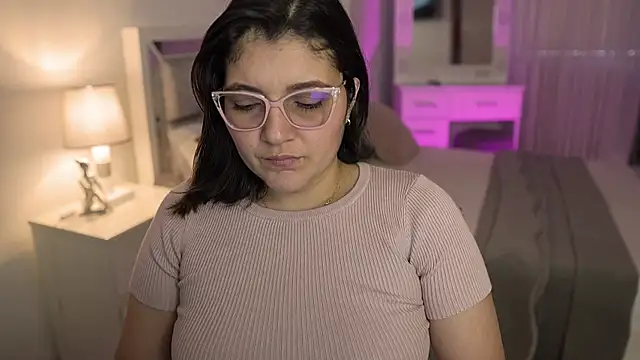 Snapshot of Camilaa_bueno chatting on January 3, 10:19 pm Camilaa bueno online show from January 3, 10:19 pm