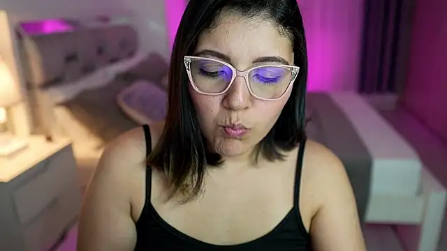 Snapshot of Camilaa_bueno chatting on February 12, 12:48 am Camilaa bueno online show from February 12, 12:48 am