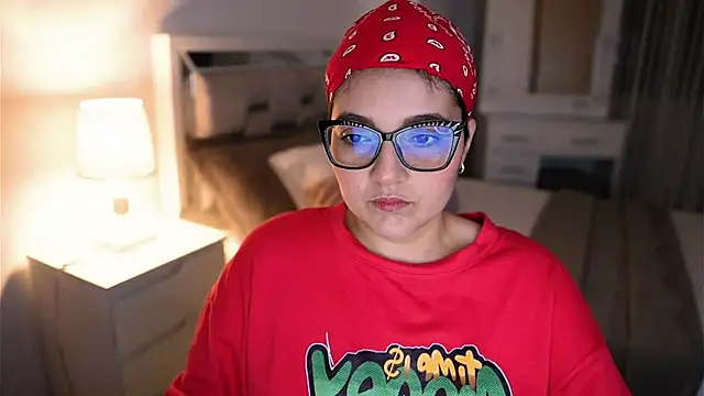 Snapshot of Camilaa_bueno chatting on October 17, 2:37 am Camilaa bueno online show from October 17, 2:37 am