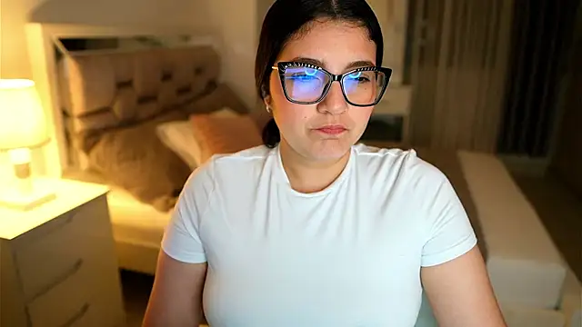 Snapshot of Camilaa_bueno chatting on December 20, 11:23 pm Camilaa bueno online show from December 20, 11:23 pm