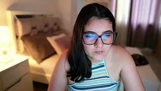 Snapshot of Camilaa_bueno chatting on January 6, 10:01 pm Camilaa bueno online show from January 6, 10:01 pm