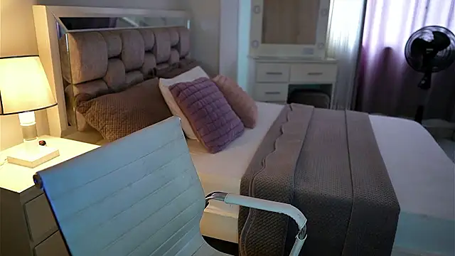 Snapshot of Camilaa_bueno chatting on February 7, 5:49 pm Camilaa bueno online show from February 7, 5:49 pm