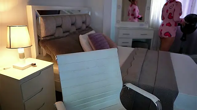 Snapshot of Camilaa_bueno chatting on February 14, 9:11 pm Camilaa bueno online show from February 14, 9:11 pm