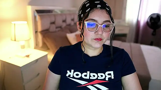 Snapshot of Camilaa_bueno chatting on February 15, 9:33 pm Camilaa bueno online show from February 15, 9:33 pm