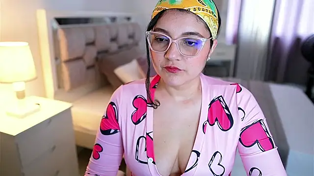 Snapshot of Camilaa_bueno chatting on February 23, 7:44 pm Camilaa bueno online show from February 23, 7:44 pm