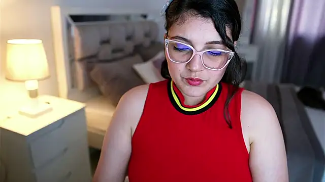 Snapshot of Camilaa_bueno chatting on February 24, 10:19 pm Camilaa bueno online show from February 24, 10:19 pm