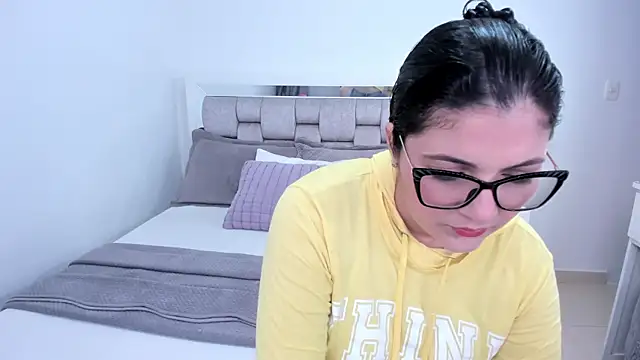 Snapshot of Camilaa_bueno chatting on May 7, 10:48 pm Camilaa bueno online show from May 7, 10:48 pm