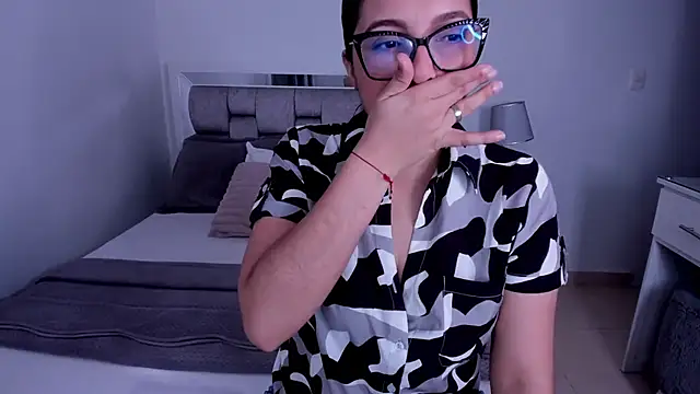 Snapshot of Camilaa_bueno chatting on May 16, 10:52 pm Camilaa bueno online show from May 16, 10:52 pm
