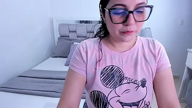 Snapshot of Camilaa_bueno chatting on May 20, 11:33 pm Camilaa bueno online show from May 20, 11:33 pm