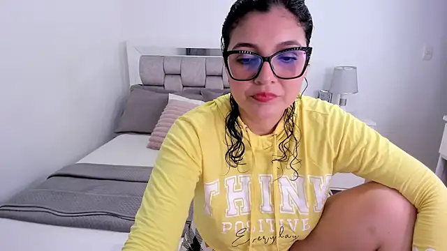 Snapshot of Camilaa_bueno chatting on May 23, 11:53 pm Camilaa bueno online show from May 23, 11:53 pm
