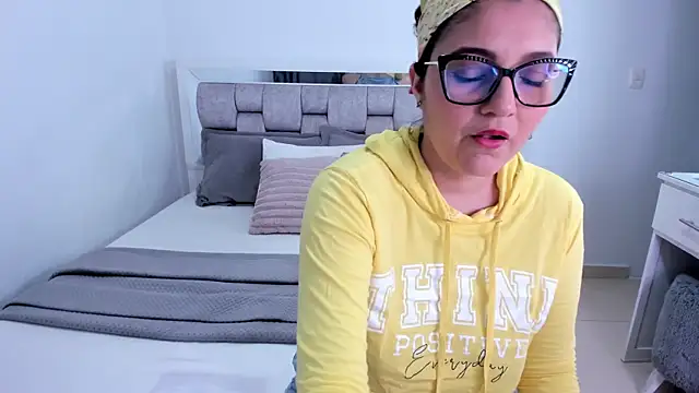 Snapshot of Camilaa_bueno chatting on May 27, 12:40 am Camilaa bueno online show from May 27, 12:40 am