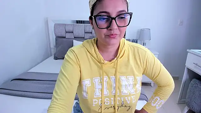 Snapshot of Camilaa_bueno chatting on May 27, 1:57 am Camilaa bueno online show from May 27, 1:57 am