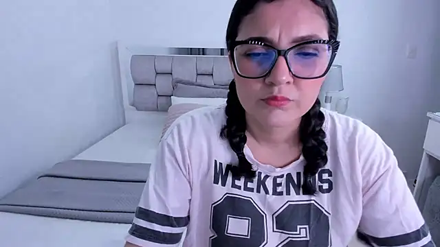 Snapshot of Camilaa_bueno chatting on June 6, 11:53 pm Camilaa bueno online show from June 6, 11:53 pm