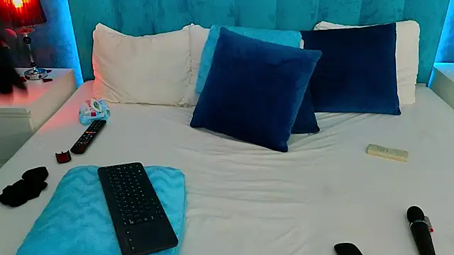 Snapshot of LauraMirage chatting on January 17, 12:10 am LauraMirage online show from January 17, 12:10 am