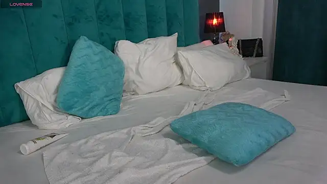Snapshot of LauraMirage chatting on February 27, 10:04 am LauraMirage online show from February 27, 10:04 am