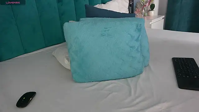 Snapshot of LauraMirage chatting on March 5, 10:00 am LauraMirage online show from March 5, 10:00 am