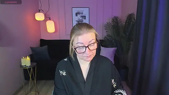 Snapshot of AlexandraKind chatting on February 8, 1:54 pm AlexandraKind online show from February 8, 1:54 pm