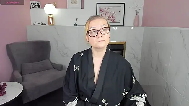 Snapshot of AlexandraKind chatting on February 13, 2:56 am AlexandraKind online show from February 13, 2:56 am