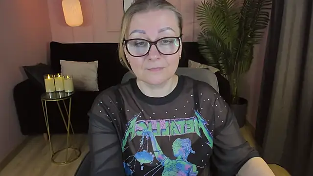 Snapshot of AlexandraKind chatting on March 12, 9:34 am AlexandraKind online show from March 12, 9:34 am