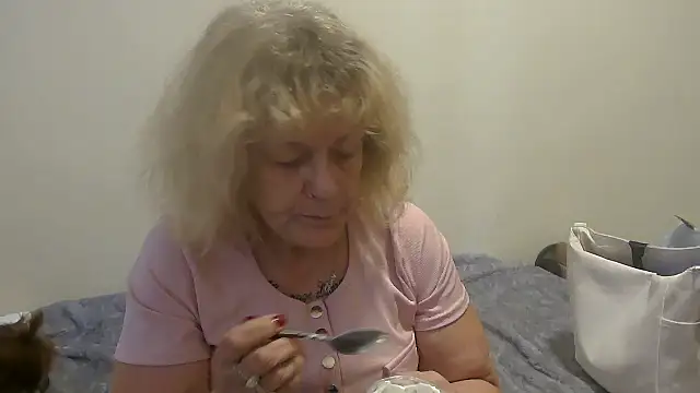 Snapshot of housewife_shantie chatting on September 27, 12:54 pm housewife shantie online show from September 27, 12:54 pm