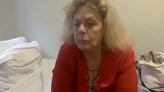 Snapshot of housewife_shantie chatting on October 3, 10:23 am housewife shantie online show from October 3, 10:23 am
