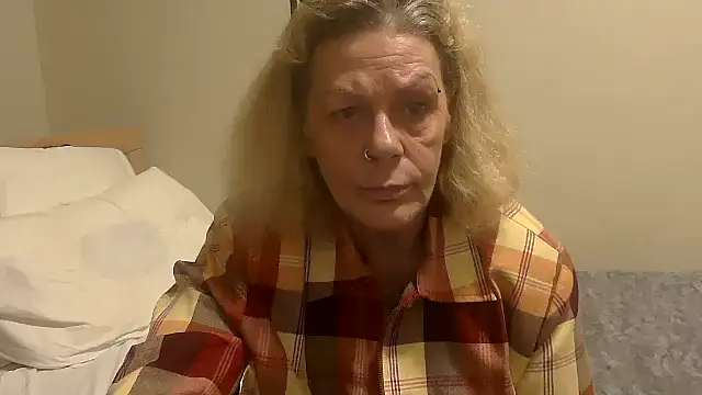 Snapshot of housewife_shantie chatting on October 22, 6:40 pm housewife shantie online show from October 22, 6:40 pm