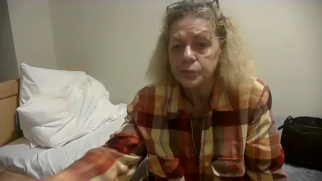 Snapshot of housewife_shantie chatting on October 23, 8:57 am housewife shantie online show from October 23, 8:57 am