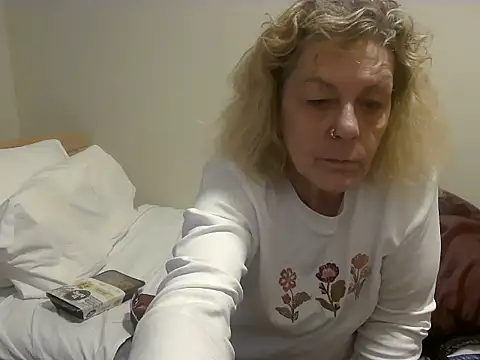 Snapshot of housewife_shantie chatting on October 24, 10:11 am housewife shantie online show from October 24, 10:11 am