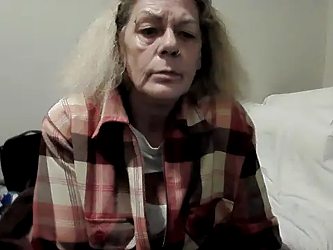 Snapshot of housewife_shantie chatting on October 27, 2:54 pm housewife shantie online show from October 27, 2:54 pm