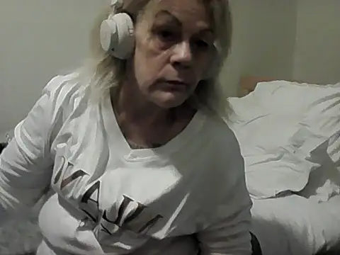 Snapshot of housewife_shantie chatting on November 14, 2:27 pm housewife shantie online show from November 14, 2:27 pm