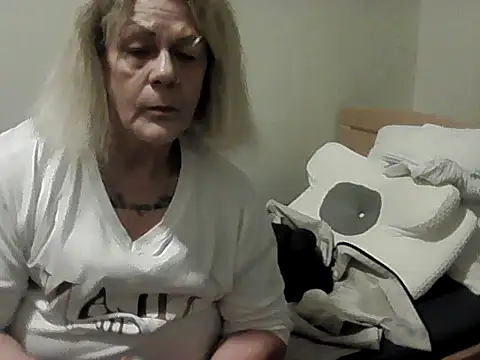 Snapshot of housewife_shantie chatting on November 15, 3:19 pm housewife shantie online show from November 15, 3:19 pm