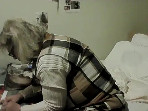 Snapshot of housewife_shantie chatting on November 24, 4:51 pm housewife shantie online show from November 24, 4:51 pm