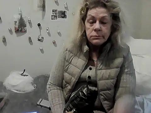 Snapshot of housewife_shantie chatting on December 1, 12:54 pm housewife shantie online show from December 1, 12:54 pm