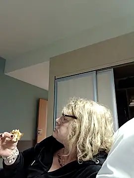 Snapshot of housewife_shantie chatting on December 17, 2:45 pm housewife shantie online show from December 17, 2:45 pm