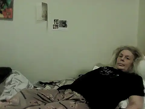 Snapshot of housewife_shantie chatting on February 10, 4:16 am housewife shantie online show from February 10, 4:16 am