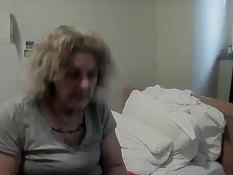 Snapshot of housewife_shantie chatting on February 28, 9:43 am housewife shantie online show from February 28, 9:43 am