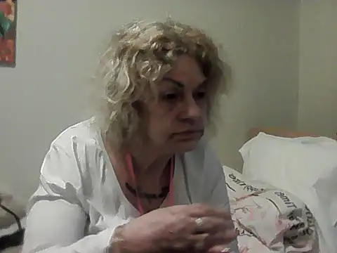 Snapshot of housewife_shantie chatting on March 8, 7:12 am housewife shantie online show from March 8, 7:12 am