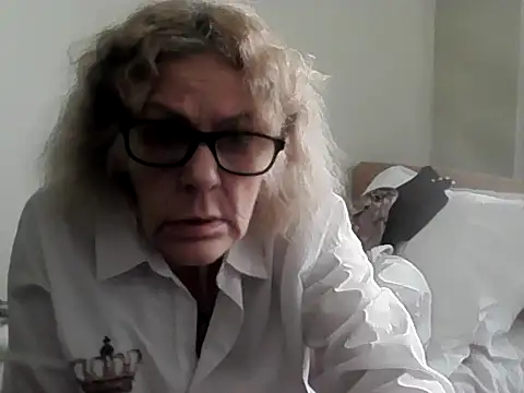 Snapshot of housewife_shantie chatting on March 18, 1:14 pm housewife shantie online show from March 18, 1:14 pm