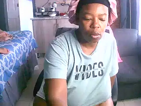 Snapshot of curvyloneah75 chatting on December 22, 6:28 am curvyloneah75 online show from December 22, 6:28 am