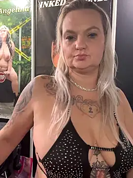 Snapshot of Inked_blondi chatting on September 25, 3:38 pm Inked blondi online show from September 25, 3:38 pm