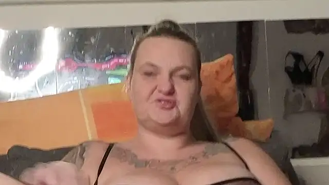 Snapshot of Inked_blondi chatting on October 7, 2:09 am Inked blondi online show from October 7, 2:09 am