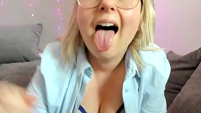 Snapshot of Lillyloo_ chatting on March 10, 2:48 pm Lillyloo online show from March 10, 2:48 pm