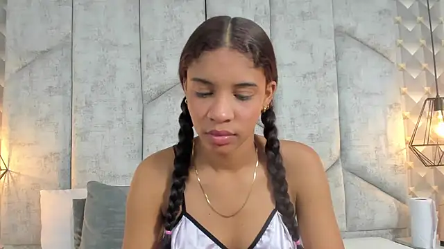 Snapshot of AshleyHill2 chatting on February 3, 6:22 am AshleyHill2 online show from February 3, 6:22 am