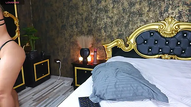 Snapshot of KiraRosse chatting on December 7, 5:37 am KiraRosse online show from December 7, 5:37 am