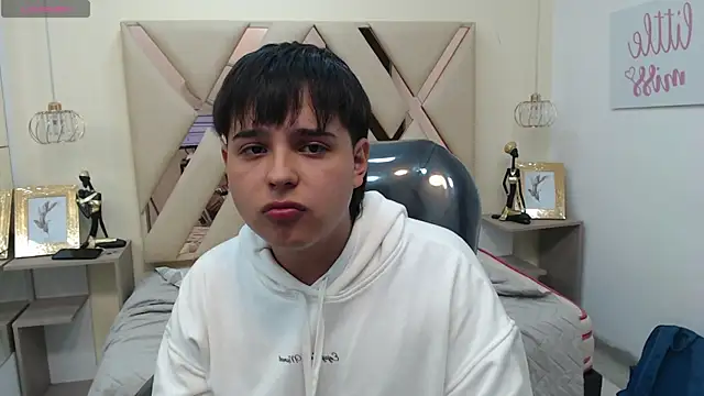 Snapshot of AndrewPherson chatting on January 13, 2:11 pm AndrewPherson online show from January 13, 2:11 pm