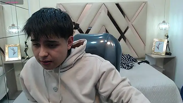 Snapshot of AndrewPherson chatting on February 1, 12:16 pm AndrewPherson online show from February 1, 12:16 pm