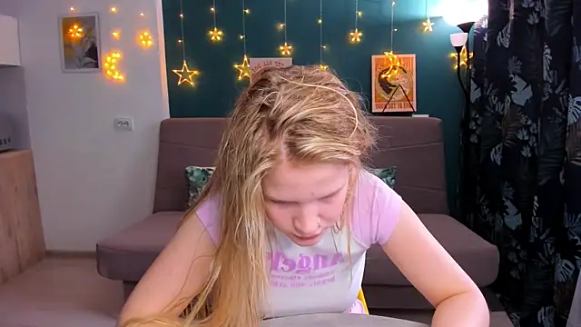 Snapshot of Xloe_Queen chatting on March 1, 11:06 am Xloe Queen online show from March 1, 11:06 am