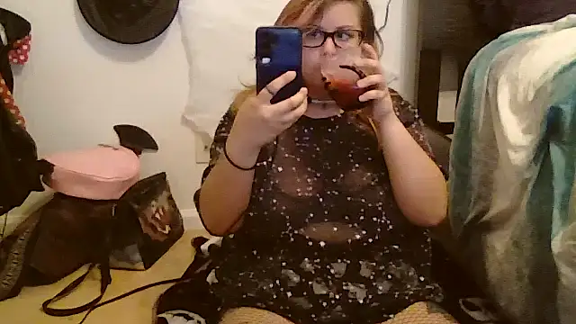 Snapshot of HoneyBear19 chatting on October 17, 6:10 pm HoneyBear19 online show from October 17, 6:10 pm