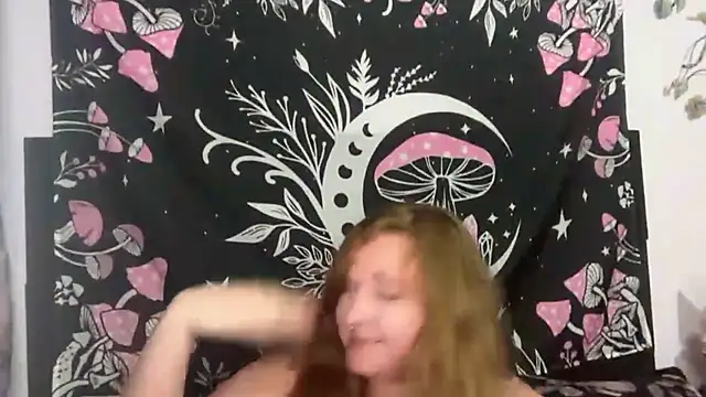Snapshot of thickgingergoddess chatting on October 13, 11:49 pm thickgingergoddess online show from October 13, 11:49 pm